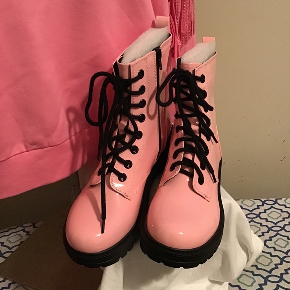 🔥Best offers, NWT, small scratches on left boot, see photos, otherwise great - Picture 1 of 4